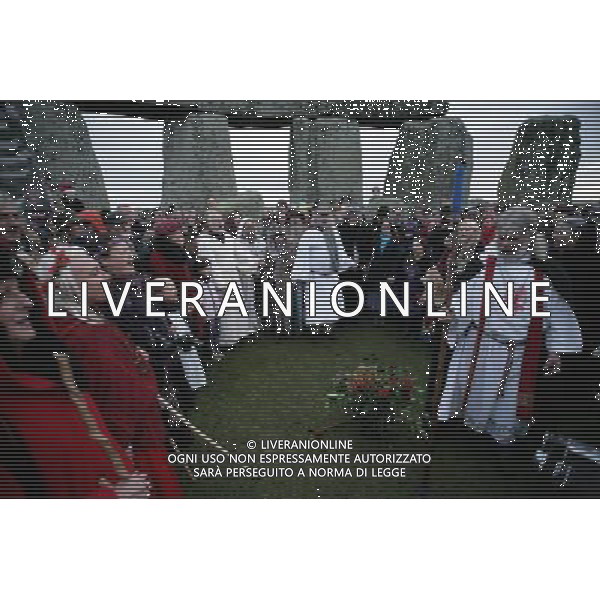 Winter Solstice celebrations with Pagans, Druids \' revellers at Stonehenge Historic site Amesbury Wiltshire England ©photoshot/Agenzia Aldo Liverani Sas - ITALY ONLY - Celebrazioni del Solstizio d\'inverno con i partecipanti in veste di Pagani, Druidi e festaioli al sito storico Amesbury Stonehenge Wiltshire in Inghilterra