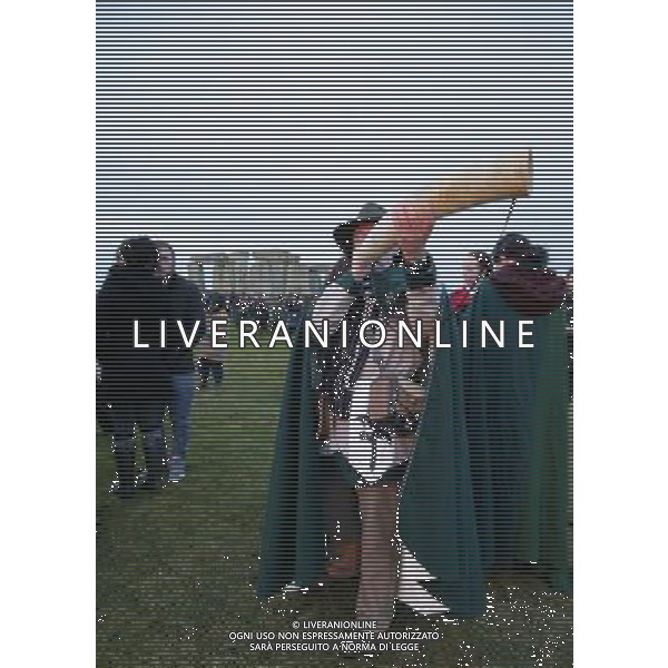 Winter Solstice celebrations with Pagans, Druids \' revellers at Stonehenge Historic site Amesbury Wiltshire England ©photoshot/Agenzia Aldo Liverani Sas - ITALY ONLY - Celebrazioni del Solstizio d\'inverno con i partecipanti in veste di Pagani, Druidi e festaioli al sito storico Amesbury Stonehenge Wiltshire in Inghilterra