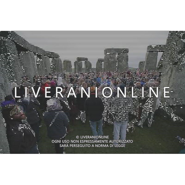 Winter Solstice celebrations with Pagans, Druids \' revellers at Stonehenge Historic site Amesbury Wiltshire England ©photoshot/Agenzia Aldo Liverani Sas - ITALY ONLY - Celebrazioni del Solstizio d\'inverno con i partecipanti in veste di Pagani, Druidi e festaioli al sito storico Amesbury Stonehenge Wiltshire in Inghilterra