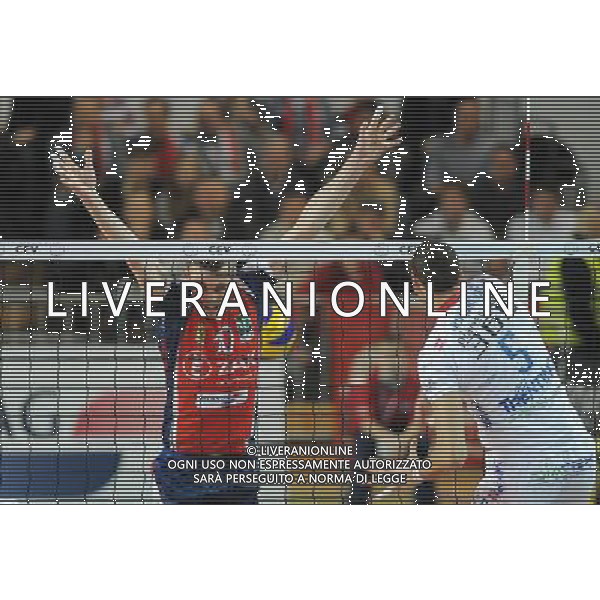 22.12.2011 KEDZIERZYN-KOZLE CZECHY SIATKOWKA MEZCZYZN CEV LIGA MISTRZOW SEZON 2011/2012 2012 CEV VOLLEYBALL CHAMPIONS LEAGUE MEN ZAKSA - TRENTINO VOLLEY PLANETWIN365 N/Z SAMICA GUILLAUME OSMANY JUANTORENA PORTUONDO FOT LUKASZ LASKOWSKI / PRESSFOCUS NEWSPIXPL --- Newspix.pl ITALY ONLY- CEV Voleyball Champions League Zaksa Kedzierzyn-Kozle (czerwone) - Trentino Volley (biale) ©AG ALDO LIVERANI SAS *** Local Caption *** .