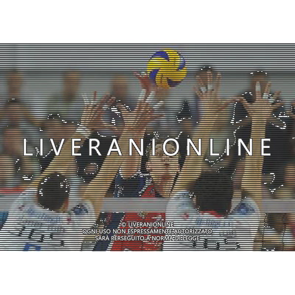 22.12.2011 KEDZIERZYN-KOZLE CZECHY SIATKOWKA MEZCZYZN CEV LIGA MISTRZOW SEZON 2011/2012 2012 CEV VOLLEYBALL CHAMPIONS LEAGUE MEN ZAKSA - TRENTINO VOLLEY PLANETWIN365 N/Z SAMICA GUILLAUME FOT LUKASZ LASKOWSKI / PRESSFOCUS NEWSPIXPL --- Newspix.pl ITALY ONLY- CEV Voleyball Champions League Zaksa Kedzierzyn-Kozle (czerwone) - Trentino Volley (biale) ©AG ALDO LIVERANI SAS *** Local Caption *** .