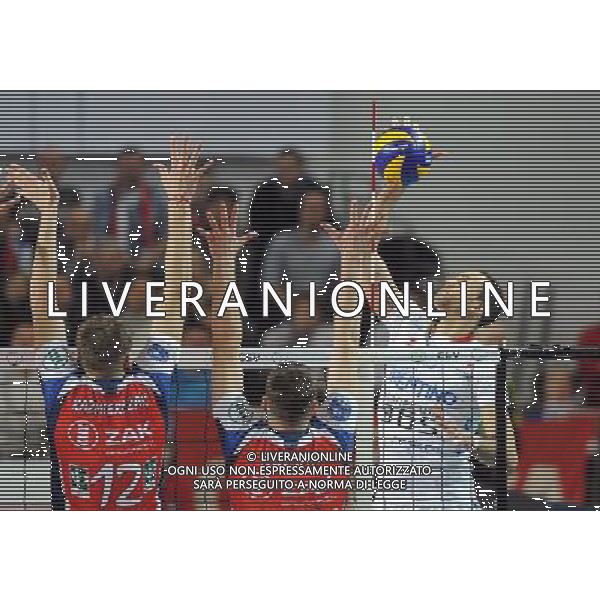 22.12.2011 KEDZIERZYN-KOZLE CZECHY SIATKOWKA MEZCZYZN CEV LIGA MISTRZOW SEZON 2011/2012 2012 CEV VOLLEYBALL CHAMPIONS LEAGUE MEN ZAKSA - TRENTINO VOLLEY PLANETWIN365 N/Z OSMANY JUANTORENA PORTUONDO FOT LUKASZ LASKOWSKI / PRESSFOCUS NEWSPIXPL --- Newspix.pl ITALY ONLY- CEV Voleyball Champions League Zaksa Kedzierzyn-Kozle (czerwone) - Trentino Volley (biale) ©AG ALDO LIVERANI SAS *** Local Caption *** .