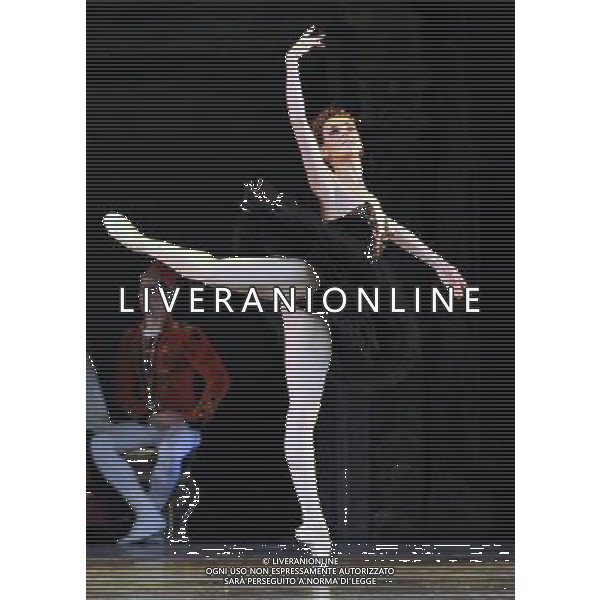 (111223) NANNING, Dec. 23, 2011 A dancer of Ukraine\'s Kiev Ballet performs the classical Swan Lake in Nanning, capital of southwest China\'s Guangxi Zhuang Autonomous Region, Dec. 22, 2011. (/Liu Jun) (ry) - Xinhua/Photoshot - ag. aldo liverani sas italy only CINA - DANZATORI DEL BALLETTO DI KIEV IN UCRAINA DURANTE LA RAPPRESENTAZIONE DE \' IL LAGO DEI CIGNI\' A NANNING