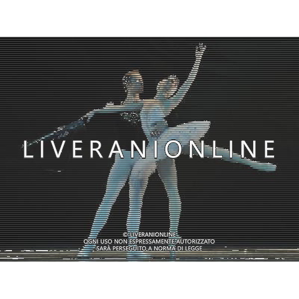 (111223) NANNING, Dec. 23, 2011 Dancers of Ukraine\'s Kiev Ballet perform the classical Swan Lake in Nanning, capital of southwest China\'s Guangxi Zhuang Autonomous Region, Dec. 22, 2011. (/Liu Jun) (ry) - Xinhua/Photoshot - ag. aldo liverani sas italy only CINA - DANZATORI DEL BALLETTO DI KIEV IN UCRAINA DURANTE LA RAPPRESENTAZIONE DE \' IL LAGO DEI CIGNI\' A NANNING