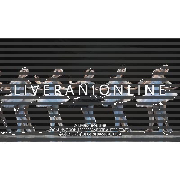 (111223) NANNING, Dec. 23, 2011 Dancers of Ukraine\'s Kiev Ballet perform the classical Swan Lake in Nanning, capital of southwest China\'s Guangxi Zhuang Autonomous Region, Dec. 22, 2011. (/Liu Jun) (ry) - Xinhua/Photoshot - ag. aldo liverani sas italy only CINA - DANZATORI DEL BALLETTO DI KIEV IN UCRAINA DURANTE LA RAPPRESENTAZIONE DE \' IL LAGO DEI CIGNI\' A NANNING