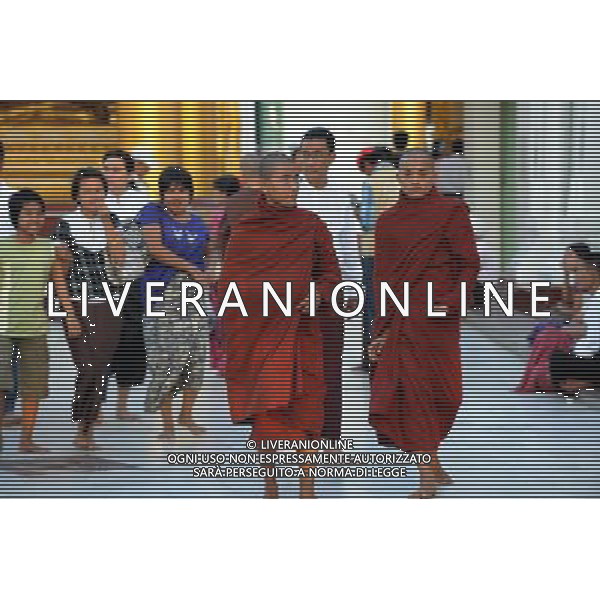 (111223) YANGON, Dec. 23, 2011 People walk beside the famed Shwe Dagon Pagoda in Yangon, Myanmar, Dec. 22, 2011. (/Song Zhenping) (cl) - Xinhua/Photoshot - ag. aldo liverani sas italy only LA VITA NELLA CITTADINA DI YANGON IN BIRMANIA BUDDISTA