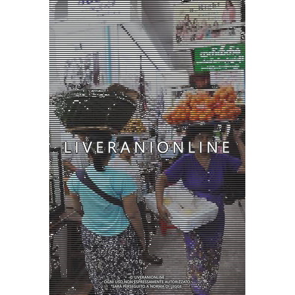 (111223) YANGON, Dec. 23, 2011 Vendors sell fruits on a street in Yangon, Myanmar, Dec. 22, 2011. (/Song Zhenping) (cl) - Xinhua/Photoshot - ag. aldo liverani sas italy only LA VITA NELLA CITTADINA DI YANGON IN BIRMANIA