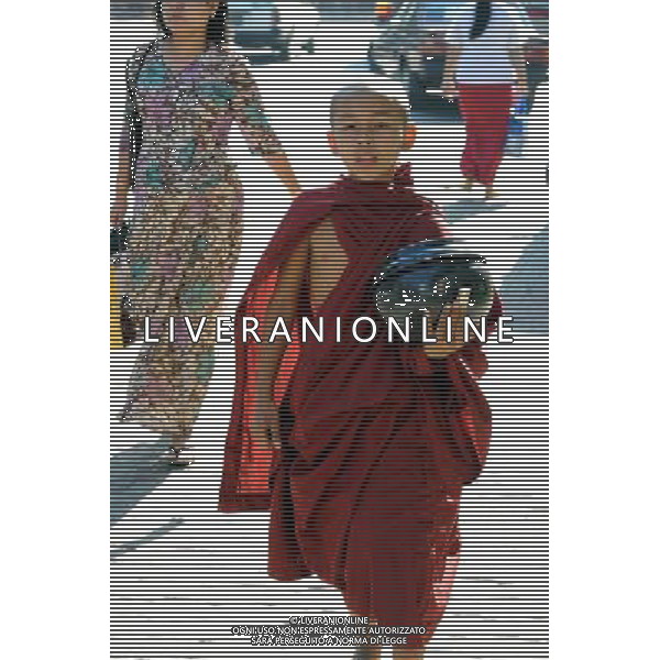 (111223) YANGON, Dec. 23, 2011 A Buddhist walks beside the famed Shwe Dagon Pagoda in Yangon, Myanmar, Dec. 22, 2011. (/Song Zhenping) (cl) - Xinhua/Photoshot - ag. aldo liverani sas italy only LA VITA NELLA CITTADINA DI YANGON IN BIRMANIA BUDDISTA