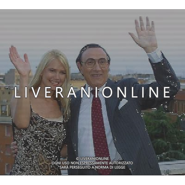 TRASMISSIONE TELEVISIVA SANREMO ESTATE 2002 NELLA FOTO VALERIA MAZZA CON PIPPO BAUDO AG ALDO LIVERANI