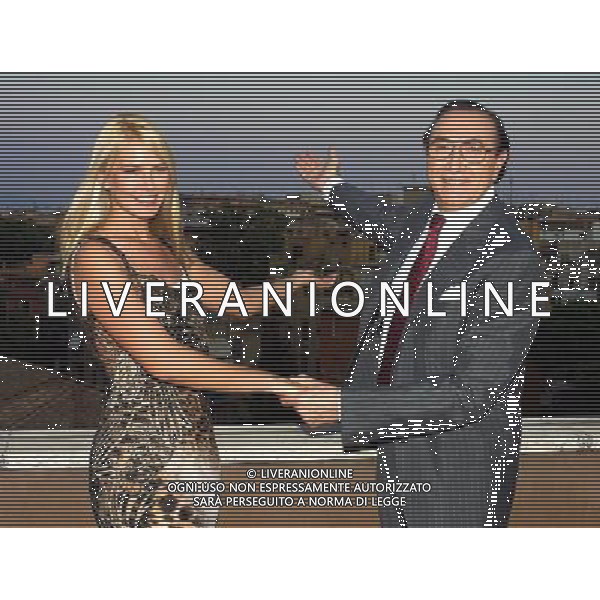 TRASMISSIONE TELEVISIVA SANREMO ESTATE 2002 NELLA FOTO VALERIA MAZZA CON PIPPO BAUDO AG ALDO LIVERANI