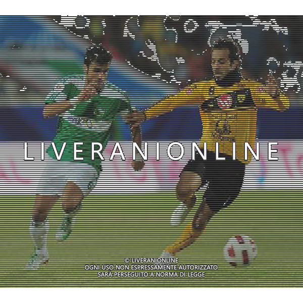 (111228) -- KUWAIT CITY, Dec. 28, 2011 () -- Qadsia\'s Ahemed ajab (R) vies with Arabi\'s Ahemed abdul gafoor during the Crown Prince Cup 2012 Final Football match at Al Kuwait club Stadium in Kuwait City, capital of Kuwait, Dec. 27, 2011. Arabi won the match by penalty kicks 4-1. (/Noufal Ibrahim) ©photoshot/Agenzia Aldo Liverani Sas - ITALY ONLY - Qadsia di Fahad Al anssari - Arabi Abdulazziz al saleemi durante l\'incontro di calcio finale della Coppa della Corona del principe 2012 ad Al Kuwait Club Stadium di Kuwait City, capitale della Kuwait, 27 dicembre 2011. Arabi ha vinto la il trofeo ai calci di rigore 4-1.