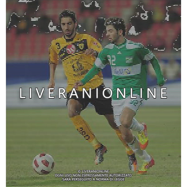 (111228) -- KUWAIT CITY, Dec. 28, 2011 () -- Qadsia\'s Fahad al anssari (L) vies with Arabi\'s Abdulazziz al saleemi during the Crown Prince Cup 2012 Final Football match at Al Kuwait club Stadium in Kuwait City, capital of Kuwait, Dec. 27, 2011. Arabi won the match by penalty kicks 4-1. (/Noufal Ibrahim) ©photoshot/Agenzia Aldo Liverani Sas - ITALY ONLY - Qadsia di Fahad Al anssari - Arabi Abdulazziz al saleemi durante l\'incontro di calcio finale della Coppa della Corona del principe 2012 ad Al Kuwait Club Stadium di Kuwait City, capitale della Kuwait, 27 dicembre 2011. Arabi ha vinto la il trofeo ai calci di rigore 4-1.