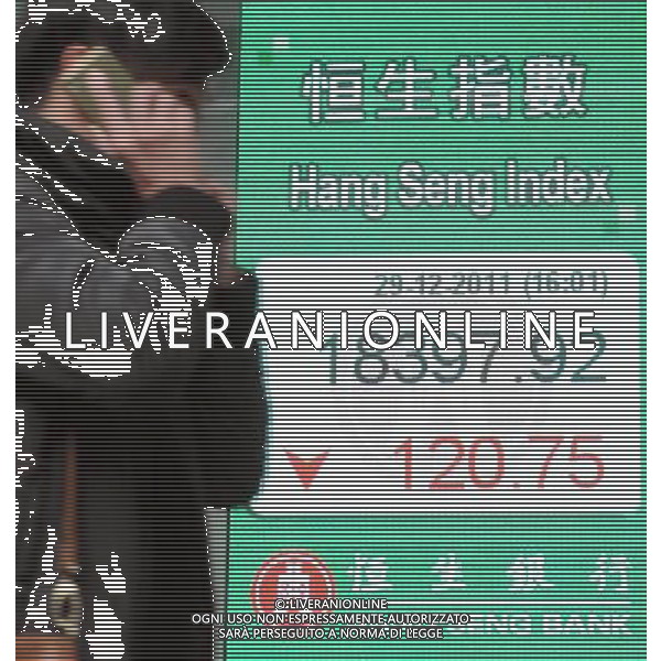 (111229) -- HONG KONG, Dec. 29, 2011 () -- A pedestrian walks past an electronic panel showing the Hang Seng Index in Hong Kong, south China, Dec. 29, 2011. Hong Kong\'s Hang Seng Index dropped by 120.75 points, to end at 18397.92 points on Thursday. (/Wong Pun Keung) (cxy) Xinhua/Photoshot - Ag. aldo liverani sas italy only HONG KONG (MF-DJ)--La borsa di Hong Kong ha chiuso la seduta con l\'indice Hang Seng in calo dello 0,7% a 18.397,92 punti