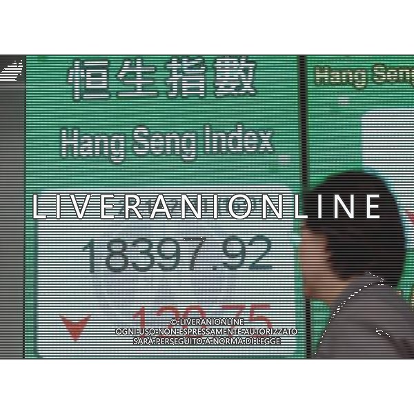 (111229) -- HONG KONG, Dec. 29, 2011 () -- A pedestrian walks past an electronic panel showing the Hang Seng Index in Hong Kong, south China, Dec. 29, 2011. Hong Kong\'s Hang Seng Index dropped by 120.75 points, to end at 18397.92 points on Thursday. (/Wong Pun Keung) (cxy) Xinhua/Photoshot - Ag. aldo liverani sas italy only HONG KONG (MF-DJ)--La borsa di Hong Kong ha chiuso la seduta con l\'indice Hang Seng in calo dello 0,7% a 18.397,92 punti
