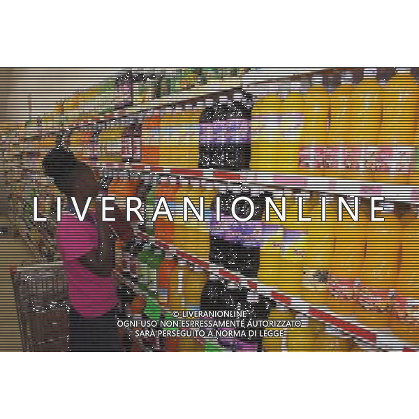 (111229)-- NAIROBI, Dec. 29, 2011 () -- A saleswoman arranges goods in a supermarket in Nairobi, capital of Kenya, on Dec. 29, 2011. Kenya\'s annual inflation declined to 18.93 percent in December from 19.72 percent in November as a result of falls and increases in a number of food products, raising hopes of economic growth next year, Kenya\'s National Bureau of Statistics (KNBS) said on Wednesday.(/Ding Haitao) (lyx) - Xinhua/Photoshot - ag. aldo liverani sas italy only NAIROBI - VENDITA PRODOTTI AL SUPERMERCATO. L\'INFLAZIONE A DICEMBRE E\' CALATA AL 18.93 PERCENTUALE CONTRO I 19.72 PERCENTUALI DI NOVEMBRE