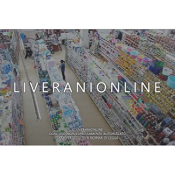 (111229)-- NAIROBI, Dec. 29, 2011 () -- A saleswoman stands between goods in a supermarket in Nairobi, capital of Kenya, on Dec. 29, 2011. Kenya\'s annual inflation declined to 18.93 percent in December from 19.72 percent in November as a result of falls and increases in a number of food products, raising hopes of economic growth next year, Kenya\'s National Bureau of Statistics (KNBS) said on Wednesday.(/Ding Haitao) (lyx) - Xinhua/Photoshot - ag. aldo liverani sas italy only NAIROBI - VENDITA PRODOTTI AL SUPERMERCATO. L\'INFLAZIONE A DICEMBRE E\' CALATA AL 18.93 PERCENTUALE CONTRO I 19.72 PERCENTUALI DI NOVEMBRE