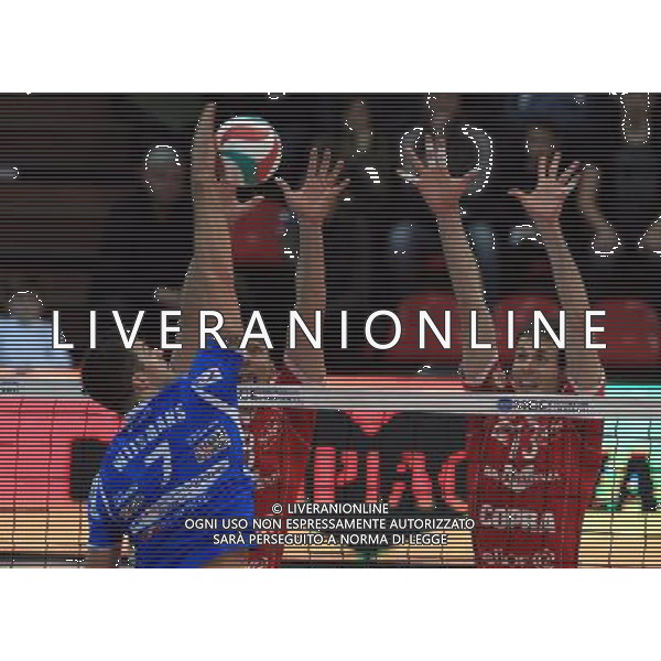 PIACENZA 29/12/2011 - COPRA ELIOR PIACENZA VS BRE BANCA LANNUTTI CUNEO - NELLA FOTO: NIKOLOV E TENCATI A MURO - FOTO FRANCESCA SOLI / AGENZIA ALDO LIVERANI