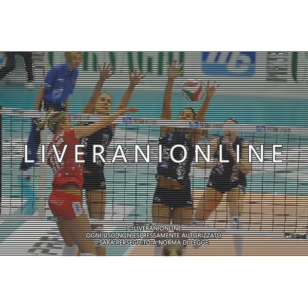Campionato Pallavolo Serie A1 Femminile - 11° giornata Castellanza (VA) - 29/12/2011 MC Carnaghi Villa Cortese - Yamamay Busto Arsizio nella foto: Havelkova contro il muro di Pavan e Cruz foto Roberto Garavaglia - ag. Aldo Liverani sas