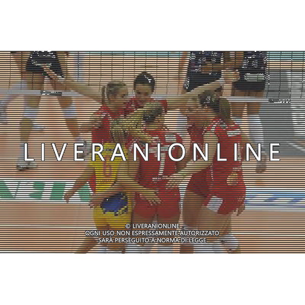 Campionato Pallavolo Serie A1 Femminile - 11° giornata Castellanza (VA) - 29/12/2011 MC Carnaghi Villa Cortese - Yamamay Busto Arsizio nella foto: esultanza Busto Arsizio foto Roberto Garavaglia - ag. Aldo Liverani sas
