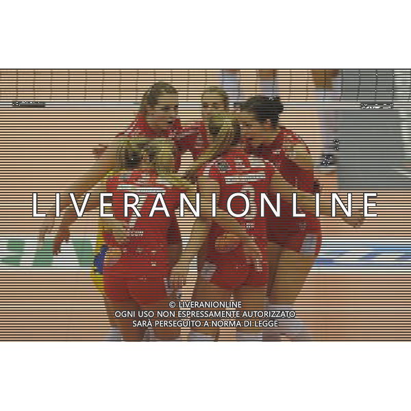 Campionato Pallavolo Serie A1 Femminile - 11° giornata Castellanza (VA) - 29/12/2011 MC Carnaghi Villa Cortese - Yamamay Busto Arsizio nella foto: esultanza Busto Arsizio foto Roberto Garavaglia - ag. Aldo Liverani sas