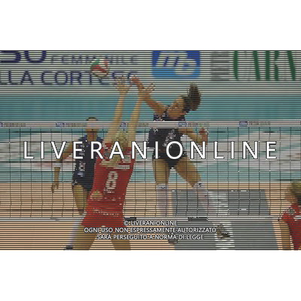 Campionato Pallavolo Serie A1 Femminile - 11° giornata Castellanza (VA) - 29/12/2011 MC Carnaghi Villa Cortese - Yamamay Busto Arsizio nella foto: un attacco di Wilson foto Roberto Garavaglia - ag. Aldo Liverani sas