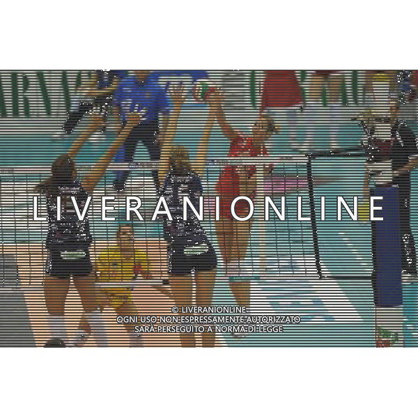 Campionato Pallavolo Serie A1 Femminile - 11° giornata Castellanza (VA) - 29/12/2011 MC Carnaghi Villa Cortese - Yamamay Busto Arsizio nella foto: Havelkova contro il muro di Wilson e Pavan foto Roberto Garavaglia - ag. Aldo Liverani sas