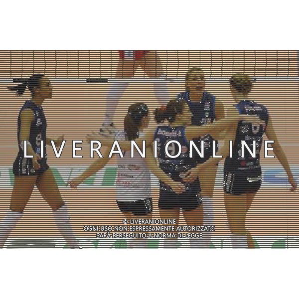 Campionato Pallavolo Serie A1 Femminile - 11° giornata Castellanza (VA) - 29/12/2011 MC Carnaghi Villa Cortese - Yamamay Busto Arsizio nella foto: esultanza Villa Cortese foto Roberto Garavaglia - ag. Aldo Liverani sas