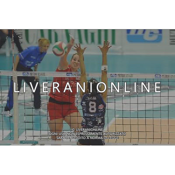 Campionato Pallavolo Serie A1 Femminile - 11° giornata Castellanza (VA) - 29/12/2011 MC Carnaghi Villa Cortese - Yamamay Busto Arsizio nella foto: Havlickova supera il muro Cruz foto Roberto Garavaglia - ag. Aldo Liverani sas