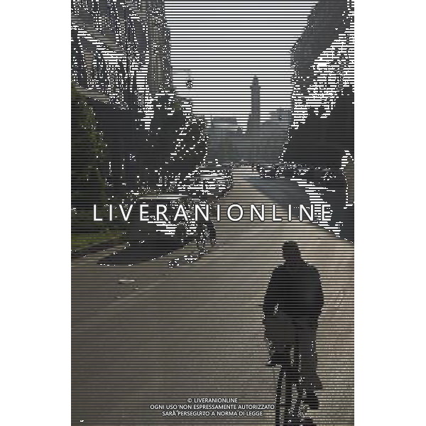 (111229) -- DAMASCUS, Dec. 29, 2011 () -- People rides bicycles on the street in Homs, Syria, Dec. 29, 2011. Mohammad Mustafa al-Dabi, the head of Arab League (AL) observer mission, told the private Addounia TV on Wednesday that the situation in Homs is \'placatory till now,\' and has unequivocally confessed the presence of \'gunmen\' in the city. (/Li Muzi) /photoshot/AG ALDO LIVERANI SAS - ITALY ONLY