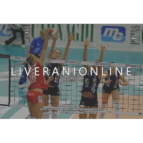 Campionato Pallavolo Serie A1 Femminile - 11Á giornata Castellanza (VA) - 29/12/2011 MC Carnaghi Villa Cortese - Yamamay Busto Arsizio nella foto: Helena Havelkova (Yamamay Busto Arsizio) contro il muro di Sarah Pavan (MC Carnaghi Villa Cortese) foto Roberto Garavaglia - ag. Aldo Liverani sas