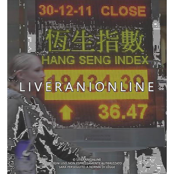 (111230) -- HONG KONG, Dec. 30, 2011 () -- A pedestrian walks past an electronic panel showing the Hang Seng Index in Hong Kong, south China, Dec. 30, 2011. Hong Kong\'s benchmark Hang Seng Index rose by 0.2 percent or 36.47 points to end at 18,434.39 points on the last trading day this year. (/Wong Pun Keung) ©photoshot/AG ALDO LIVERANI SAS - ITALY ONLY -