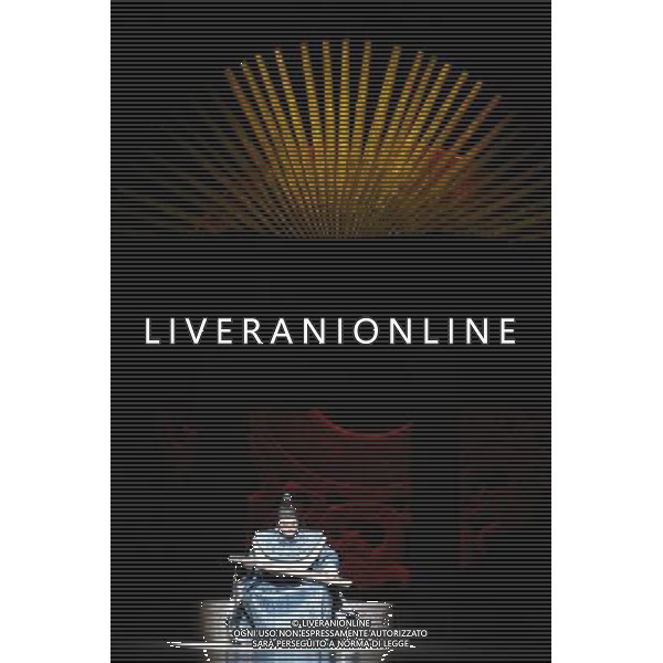 (111027) -- JINAN, Oct. 27, 2011 () -- An actor performs in the musical \'The Great Shun\' in Jinan, capital of east China\'s Shandong Province, Oct. 26, 2011. It is the first musical about Shun, a legendary monarch in ancient China. (/Liang Zhijie) (mp) ©photoshot/Agenzia Aldo Liverani Sas - ITALY ONLY - Un attore e attrici si esibirscono durante il primo musical di Shun, un monarca leggendario nella Cina antica \'The Great Shun\' a Jinan, capitale della Cina orientale di Shandong Province, 26 OTTOBRE 2011.
