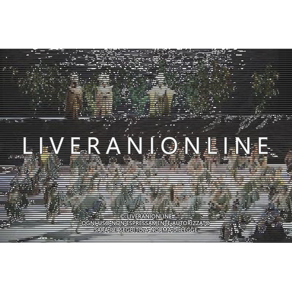 (111027) -- JINAN, Oct. 27, 2011 () -- Actors and actresses perform in the musical \'The Great Shun\' in Jinan, capital of east China\'s Shandong Province, Oct. 26, 2011. It is the first musical about Shun, a legendary monarch in ancient China. (/Liang Zhijie) (mp) ©photoshot/Agenzia Aldo Liverani Sas - ITALY ONLY - Un attore e attrici si esibirscono durante il primo musical di Shun, un monarca leggendario nella Cina antica \'The Great Shun\' a Jinan, capitale della Cina orientale di Shandong Province, 26 OTTOBRE 2011.