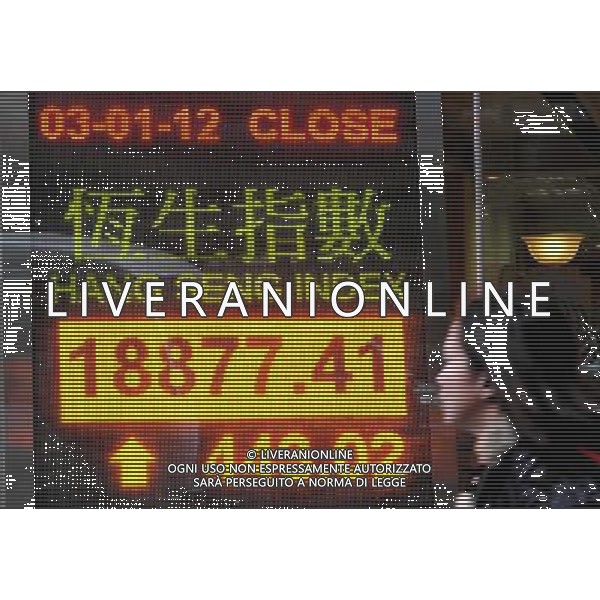 (120103) -- HONG KONG, Jan. 3, 2012 () -- A pedestrian walks past an electronic panel showing the Hang Seng Index in Hong Kong, south China, Jan. 3, 2012. Hong Kong\'s Hang Seng Index rose by 443.02 points to end at 18877.41 points on the first trading day of 2012. (/Wong Pun Keung) (xzj) - Xinhua/Photoshot - ag. aldo liverani sas italy only Borsa Hong Kong: Hang Seng chiude in rialzo del 2,4%
