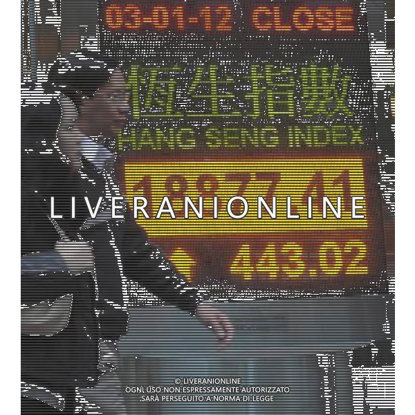 (120103) -- HONG KONG, Jan. 3, 2012 () -- Pedestrians walk past an electronic panel showing the Hang Seng Index in Hong Kong, south China, Jan. 3, 2012. Hong Kong\'s Hang Seng Index rose by 443.02 points to end at 18877.41 points on the first trading day of 2012. (/Wong Pun Keung) (xzj) - Xinhua/Photoshot - ag. aldo liverani sas italy only Borsa Hong Kong: Hang Seng chiude in rialzo del 2,4%