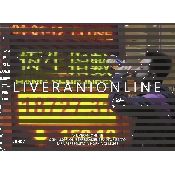 (120104) HONG KONG, Jan. 4, 2012 () A pedestrian walks past an electronic panel showing the Hang Seng Index in Hong Kong, south China, Jan. 4, 2012. Hong Kong\'s Hang Seng Index dropped by 150.10 points, to end at 18727.31 points on Wednesday. (/Wong Pun Keung) - Xinhua/Photoshot - ag. aldo liverani sas italy only Borsa Hong Kong: Hang Seng chiude in calo dello 0,8%