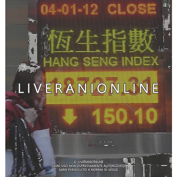 (120104) HONG KONG, Jan. 4, 2012 () A pedestrian walks past an electronic panel showing the Hang Seng Index in Hong Kong, south China, Jan. 4, 2012. Hong Kong\'s Hang Seng Index dropped by 150.10 points, to end at 18727.31 points on Wednesday. (/Wong Pun Keung) - Xinhua/Photoshot - ag. aldo liverani sas italy only Borsa Hong Kong: Hang Seng chiude in calo dello 0,8%