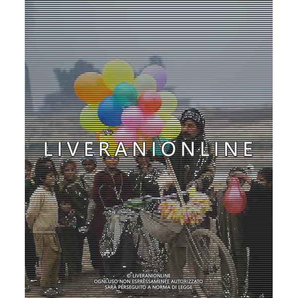 (120104)ISLAMABAD, Jan. 4, 2012 ()Pakistani children gathered around a vendor selling balloons on the outskirts of Islamabad, capital of Pakistan, Jan. 4, 2012. (/Ahmad Kamal) (msq) - Xinhua/Photoshot - ag. aldo liverani sas italy only pakistan - i bambini di Islamabad