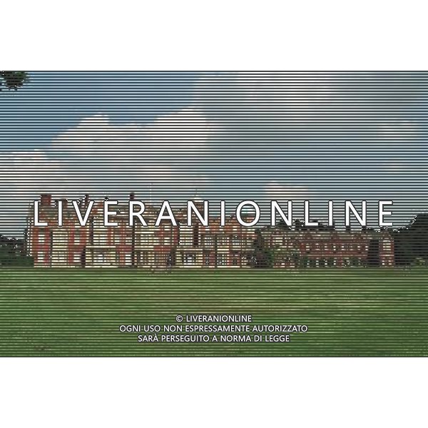  SANDRINGHAM HOUSE King\'s Lynn, Norfolk (Nineteenth century country house privately owned by the Royal Family and generally used by them for the Christmas and New Year holidays. It is open to the public throughout the spring and summer). Bandphoto Agency Photo B38 070257 14.07.2000 © photoshot - ag. aldo liverani sas italy only SANDRINGHAM HOUSE - LA RESIDENZA DI CAMPAGNA DELLA REGINA ELISABETTA II D\'INGHILTERRA ( REALI INGLESI)