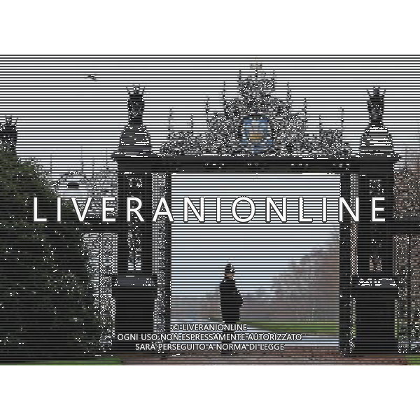 A police officer stands at the gates to Sandringham House on the Royal Estate in Norfolk where the Prince of Wales was presenting campaign medals to the 2nd Battalion, The Mercian Regiment for service in Afghanistan. © photoshot - ag. aldo liverani sas italy only SANDRINGHAM HOUSE - LA RESIDENZA DI CAMPAGNA DELLA REGINA ELISABETTA II D\'INGHILTERRA ( REALI INGLESI)