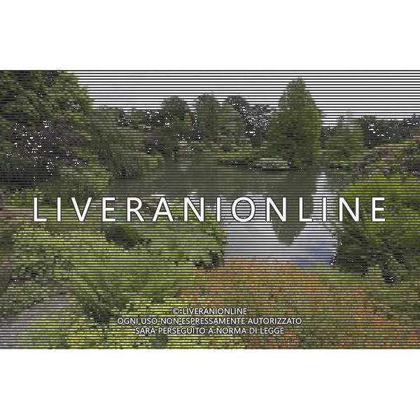 Lake and dardens at Sandringham house Queens country residence near Kings Lynn Norfolk UK © photoshot - ag. aldo liverani sas italy only SANDRINGHAM HOUSE - LA RESIDENZA DI CAMPAGNA DELLA REGINA ELISABETTA II D\'INGHILTERRA ( REALI INGLESI)