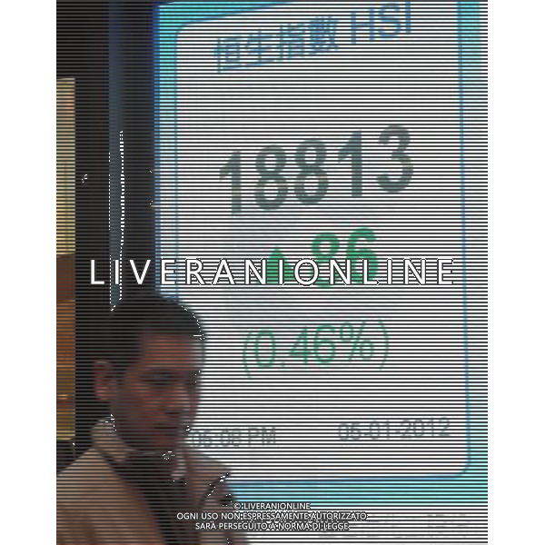 (120105) HONG KONG, Jan. 5, 2012 () A pedestrian walks past an electronic panel showing the Hang Seng Index in Hong Kong, south China, Jan. 5, 2012. Hong Kong\'s Hang Seng Index increased by 86.10 points to end at 1,8813.41 points on Thursday. (/Wong Pun Keung)(xzj) - Xinhua/Photoshot - ag. aldo liverani sas italy only Borsa Hong Kong: Hang Seng chiude in rialzo dello 0,46%