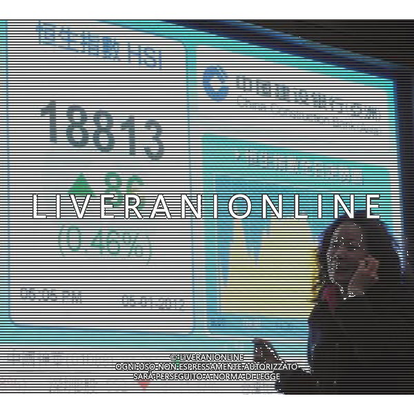 (120105) HONG KONG, Jan. 5, 2012 () A pedestrian walks past an electronic panel showing the Hang Seng Index in Hong Kong, south China, Jan. 5, 2012. Hong Kong\'s Hang Seng Index increased by 86.10 points to end at 1,8813.41 points on Thursday. (/Wong Pun Keung)(xzj) - Xinhua/Photoshot - ag. aldo liverani sas italy only Borsa Hong Kong: Hang Seng chiude in rialzo dello 0,46%