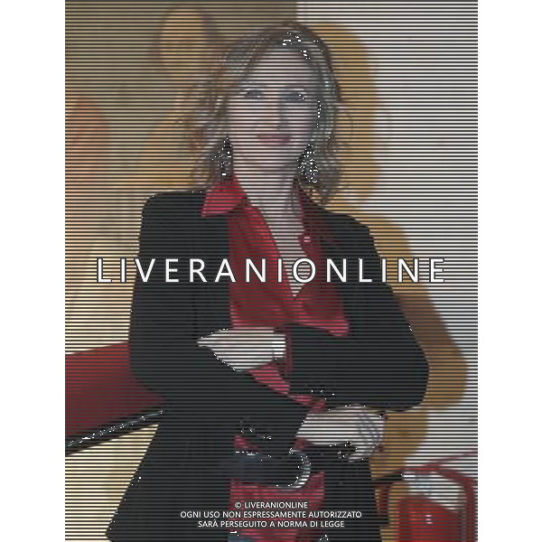 MILANO 09/01/2012 TEATRO MANZONI PRESENTAZIONE DELLO SPETTACOLO TEATRALE \' DUE DI NOI\' REGIA DI LEO MUSCATO CON EMILIO SOLFRIZZI E LUNETTA SAVINO NELLA FOTO LUNETTA SAVINO PH.FIOCHI/AG ALDO LIVERANI SAS