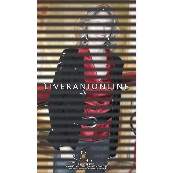 MILANO 09/01/2012 TEATRO MANZONI PRESENTAZIONE DELLO SPETTACOLO TEATRALE \' DUE DI NOI\' REGIA DI LEO MUSCATO CON EMILIO SOLFRIZZI E LUNETTA SAVINO NELLA FOTO LUNETTA SAVINO PH.FIOCHI/AG ALDO LIVERANI SAS