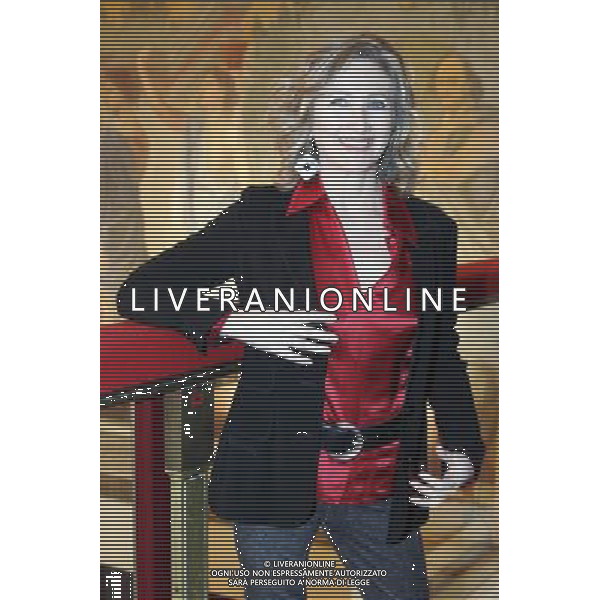 MILANO 09/01/2012 TEATRO MANZONI PRESENTAZIONE DELLO SPETTACOLO TEATRALE \' DUE DI NOI\' REGIA DI LEO MUSCATO CON EMILIO SOLFRIZZI E LUNETTA SAVINO NELLA FOTO LUNETTA SAVINO PH.FIOCHI/AG ALDO LIVERANI SAS