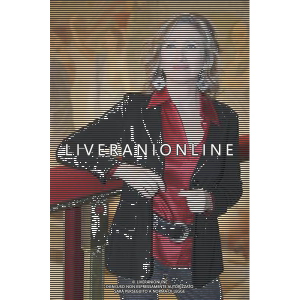 MILANO 09/01/2012 TEATRO MANZONI PRESENTAZIONE DELLO SPETTACOLO TEATRALE \' DUE DI NOI\' REGIA DI LEO MUSCATO CON EMILIO SOLFRIZZI E LUNETTA SAVINO NELLA FOTO LUNETTA SAVINO PH.FIOCHI/AG ALDO LIVERANI SAS