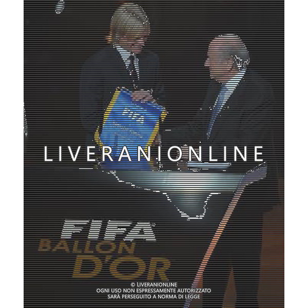 FIFA Ballon dâ€™Or 2011 Zurigo (Svizzera) - 09.01.2012 Nella Foto:simone farina premiato da blatter /Ph.Vitez-Ag. Aldo Liverani