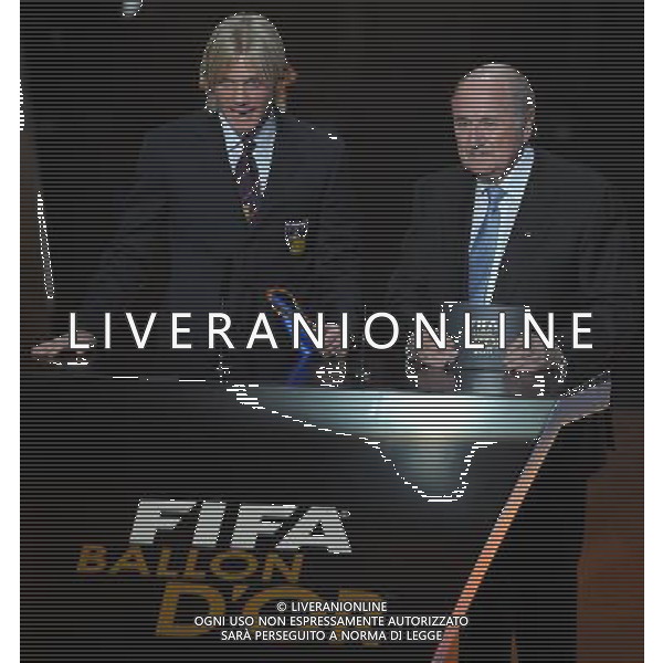 FIFA Ballon dâ€™Or 2011 Zurigo (Svizzera) - 09.01.2012 Nella Foto:simone farina premiato da blatter /Ph.Vitez-Ag. Aldo Liverani