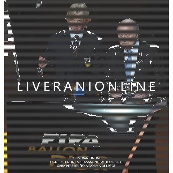 FIFA Ballon dâ€™Or 2011 Zurigo (Svizzera) - 09.01.2012 Nella Foto:simone farina premiato da blatter /Ph.Vitez-Ag. Aldo Liverani